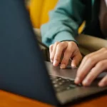 Τι κάνει στον εγκέφαλό μας η καθημερινή χρήση AI – Η νέα ανησυχία των επιστημόνων για την τεχνητή νοημοσύνη